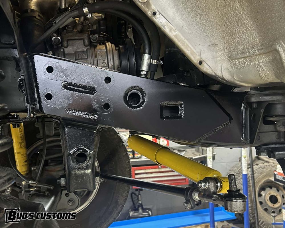 AS_000165_Buds_Customs_80_Series_Steering_Box_Panhard_Brace_Late_105_Style_02