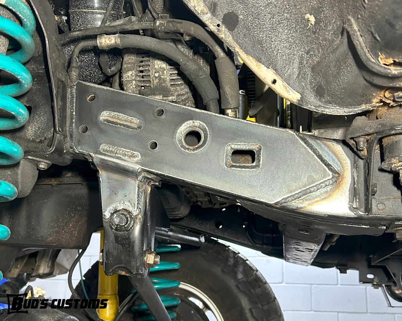 AS_000160_Buds_Customs_80_Series_Steering_Box_Panhard_Brace_Early_Style_02