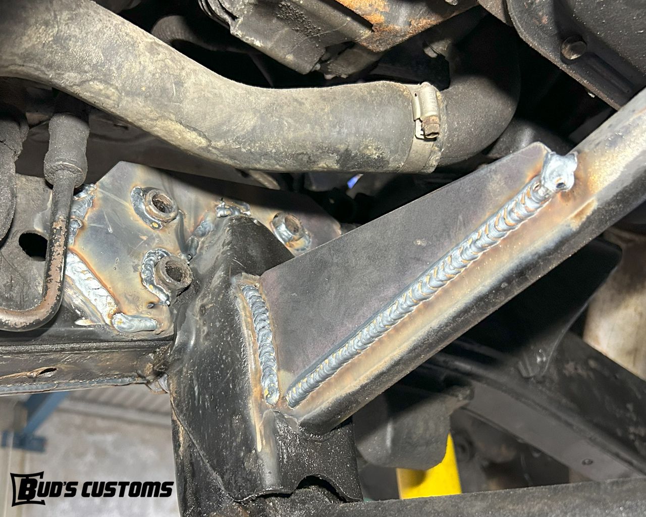 AS_000160_Buds_Customs_80_Series_Steering_Box_Panhard_Brace_Early_Style_03