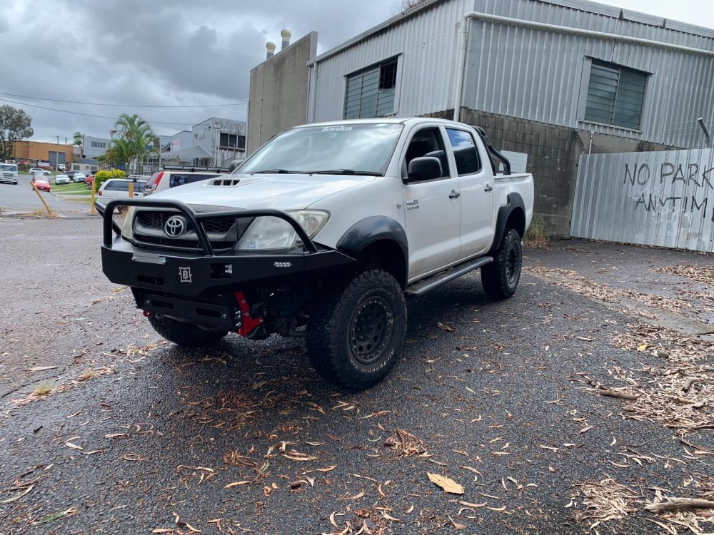 HILUX-05-11-FRONT-BAR-TRIPLE-HOOP